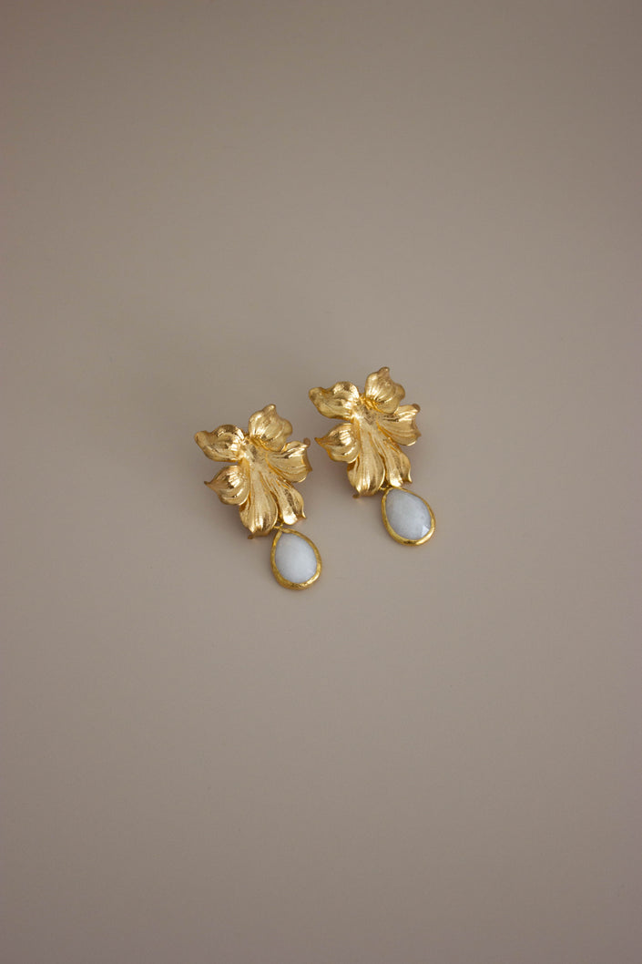 Brincos Dourados Grandes Florais em Latão com Pedra Branca
