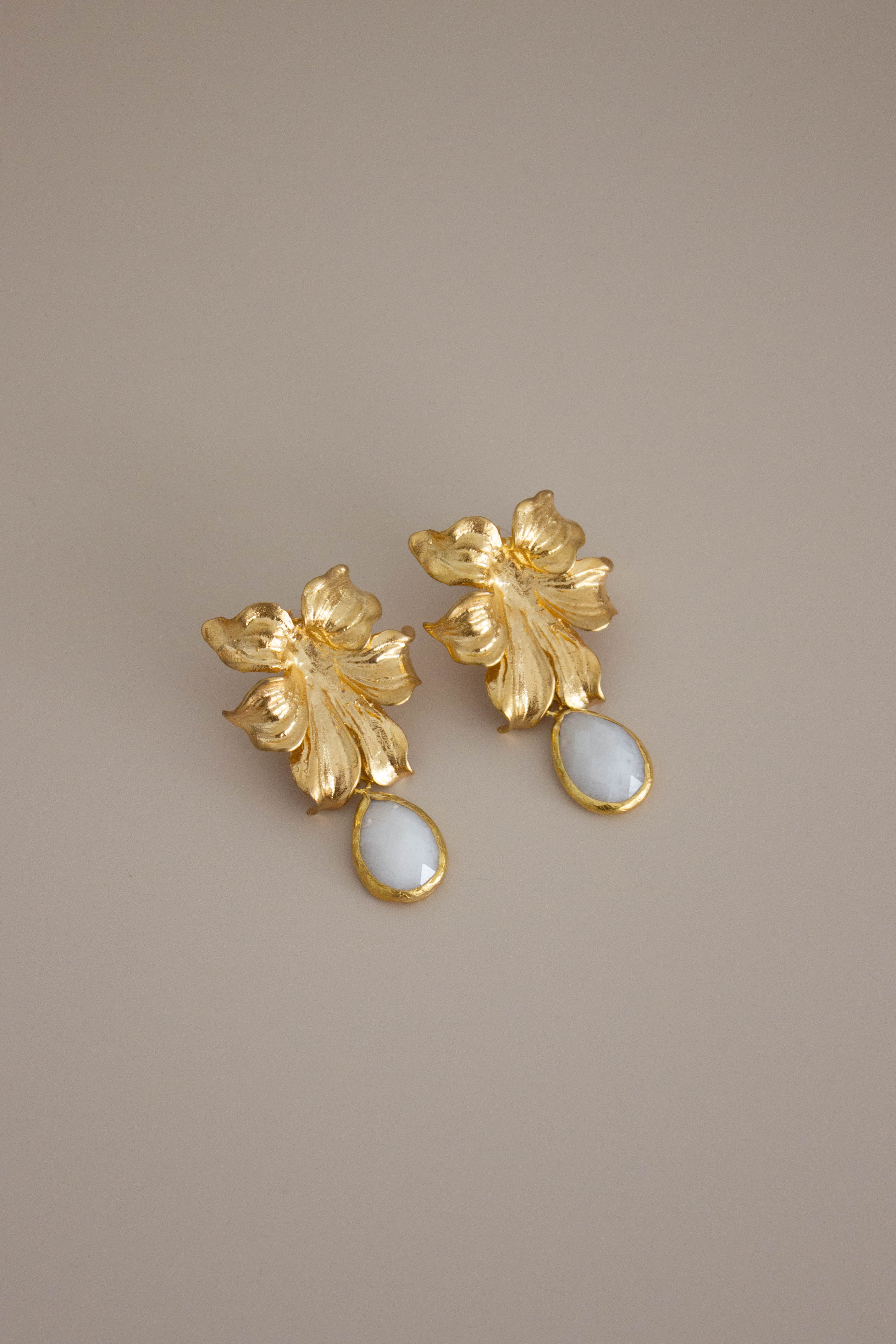 Brincos Dourados Grandes Florais em Latão com Pedra Branca