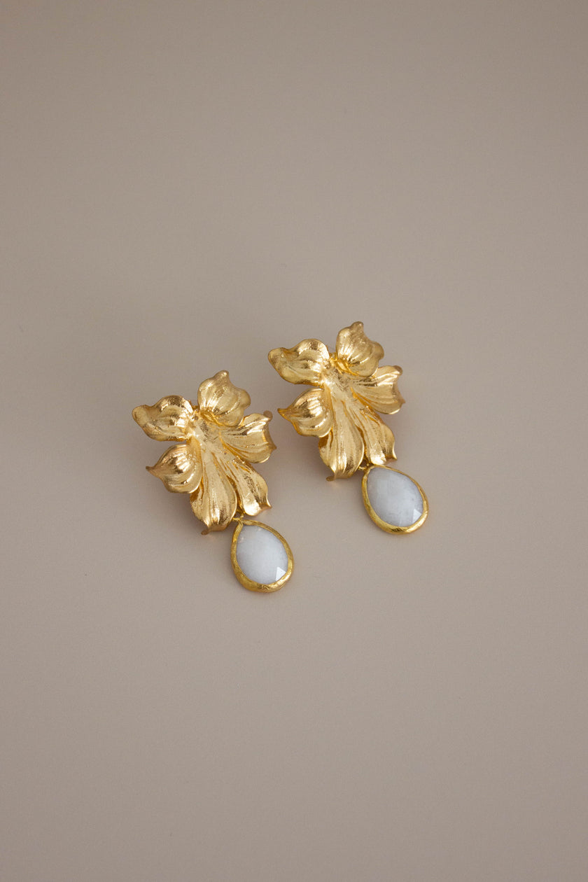 Brincos Dourados Grandes Florais em Latão com Pedra Branca