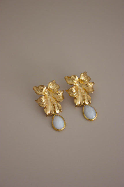 Brincos Dourados Grandes Florais em Latão com Pedra Branca