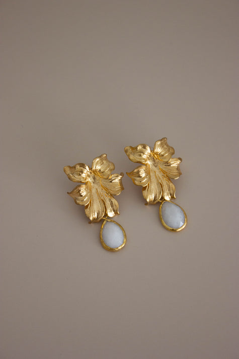 Brincos Dourados Grandes Florais em Latão com Pedra Branca