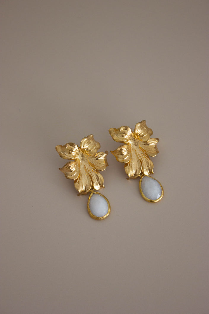 Brincos Dourados Grandes Florais em Latão com Pedra Branca
