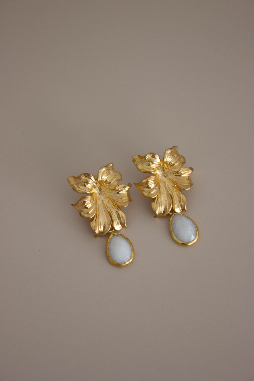 Brincos Dourados Grandes Florais em Latão com Pedra Branca