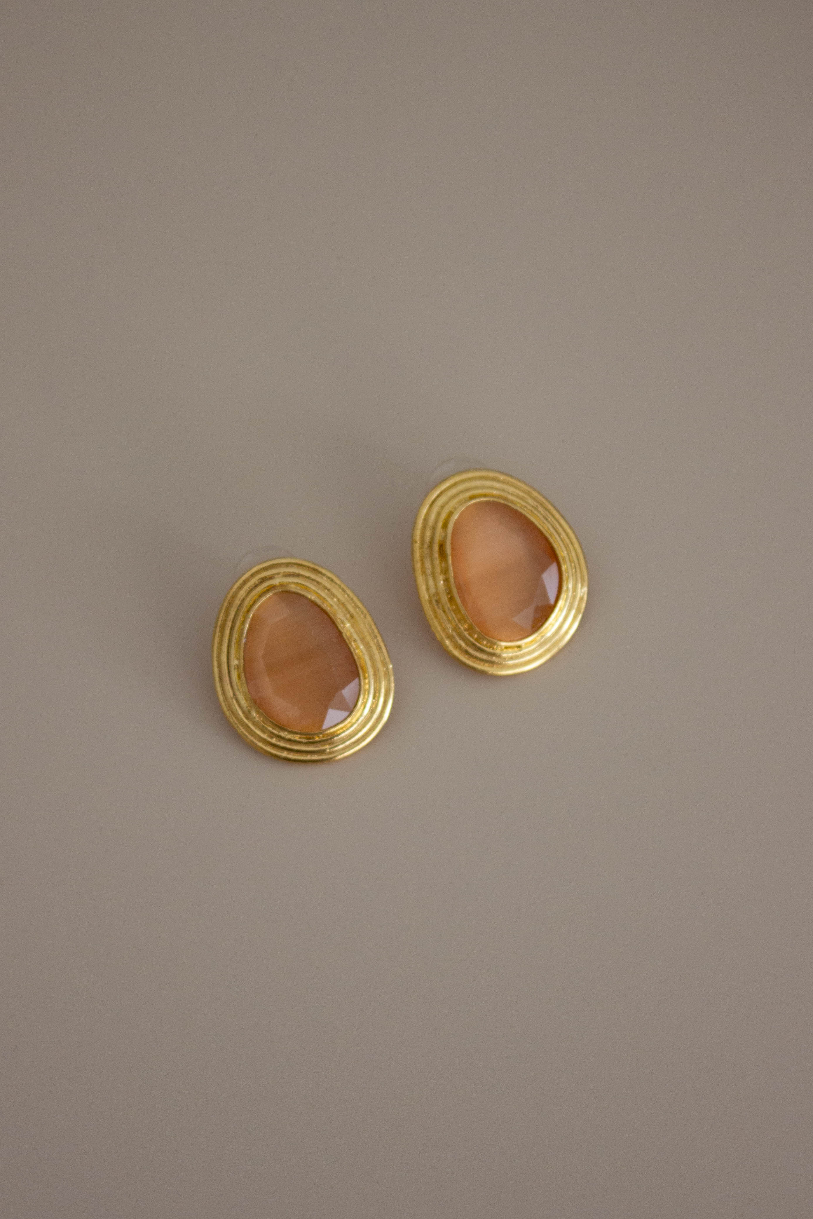 Brincos Dourados Grandes em Latão com Pedra Salmão