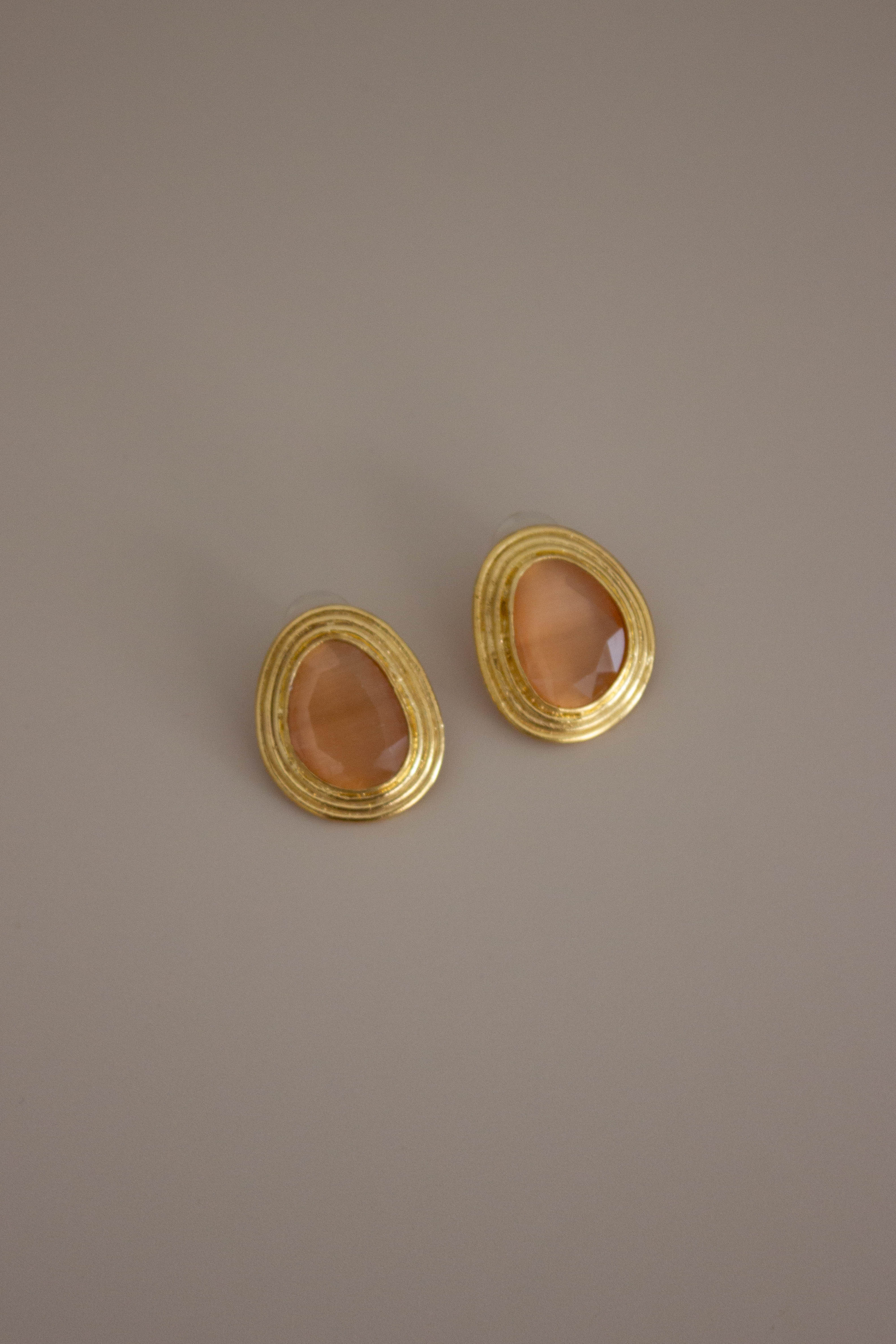 Brincos Dourados Grandes em Latão com Pedra Salmão