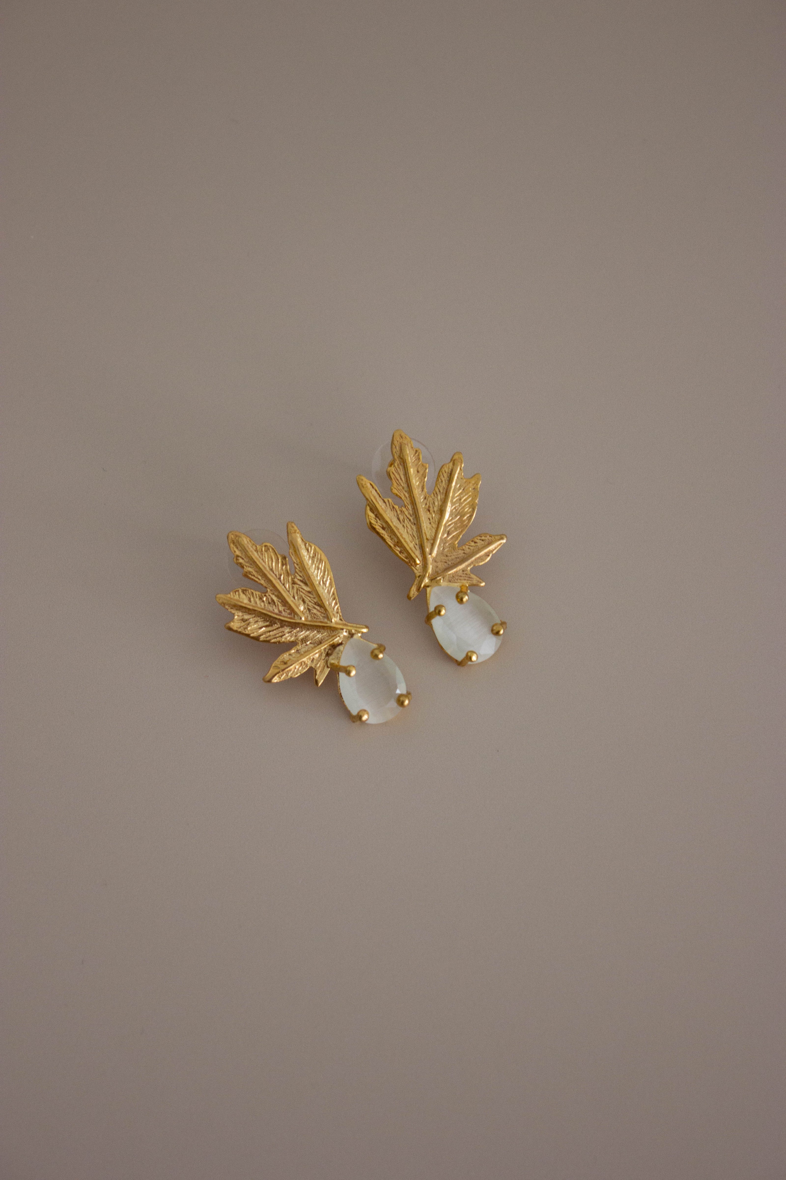 Brincos Dourados com Pedra Translúcida e Folhas em Latão