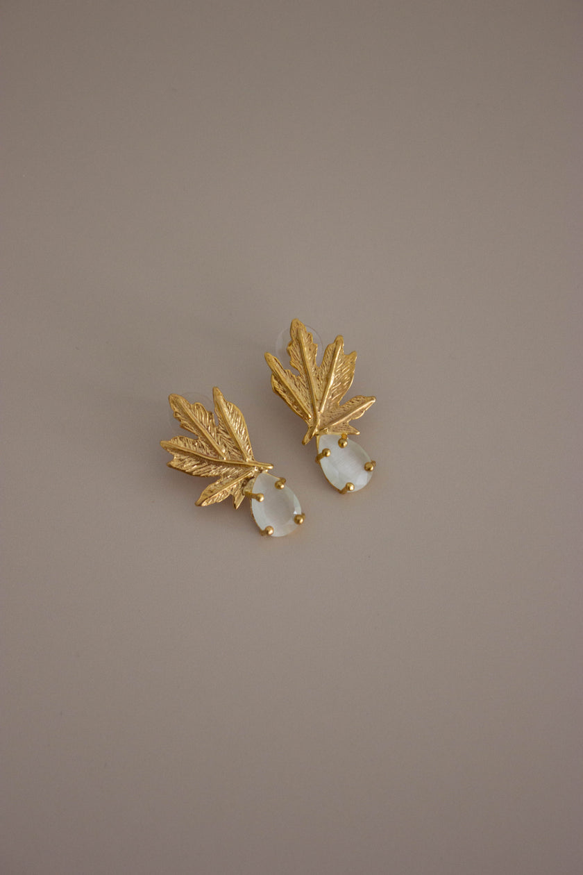 Brincos Dourados com Pedra Translúcida e Folhas em Latão