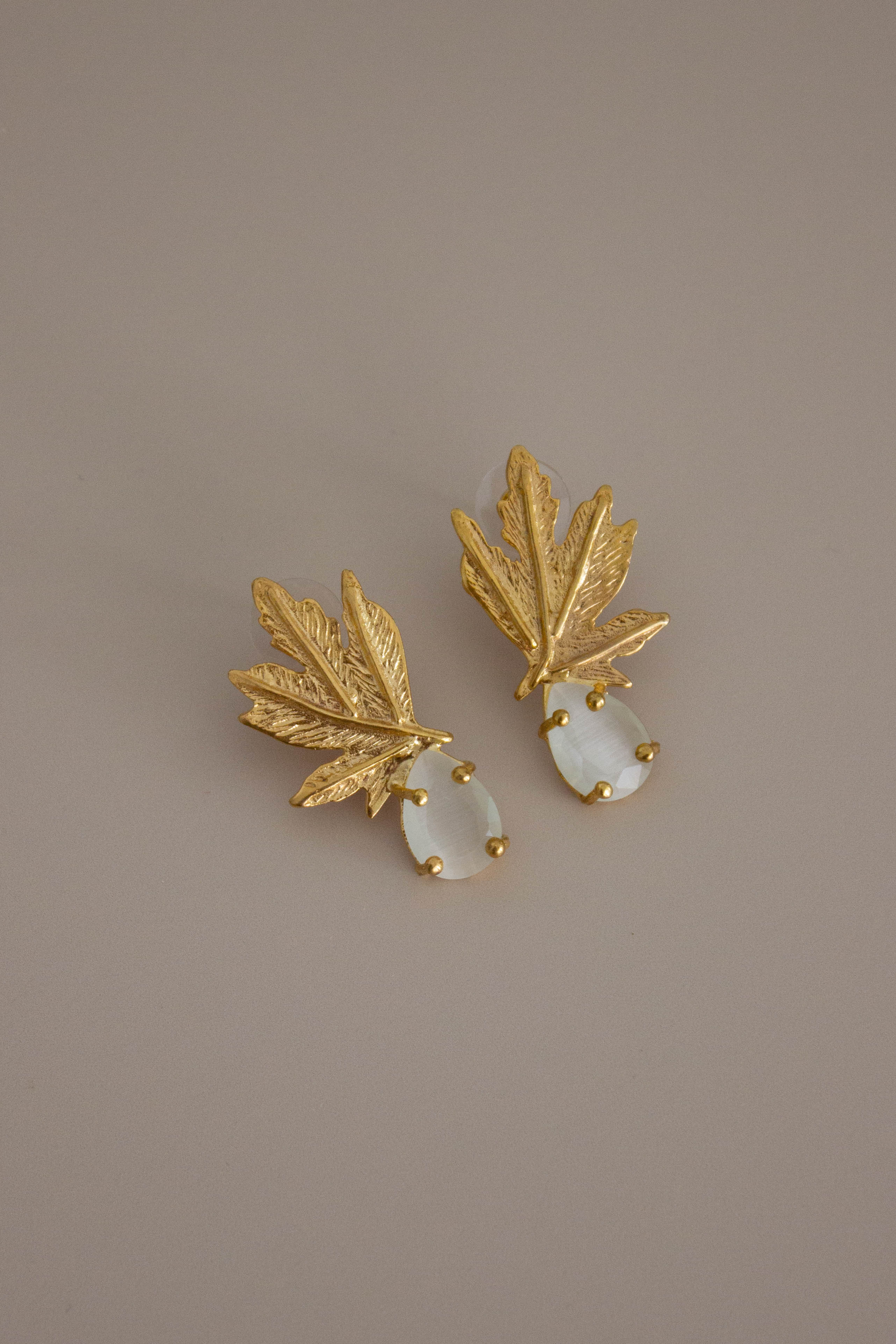 Brincos Dourados com Pedra Translúcida e Folhas em Latão