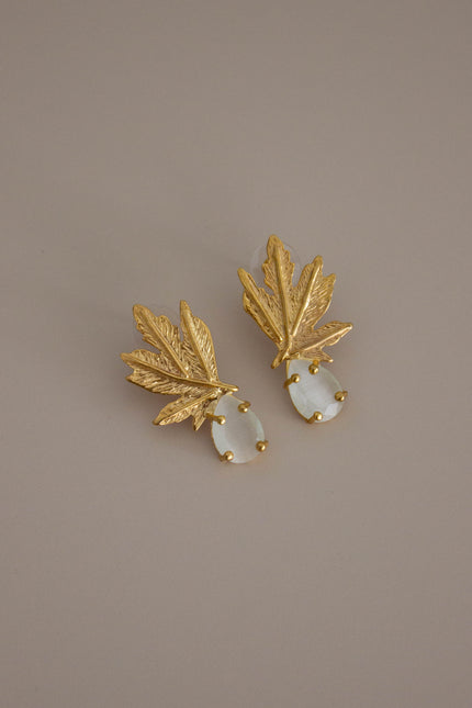 Brincos Dourados com Pedra Translúcida e Folhas em Latão