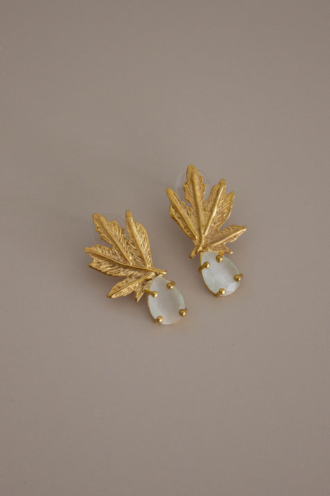 Brincos Dourados com Pedra Translúcida e Folhas em Latão