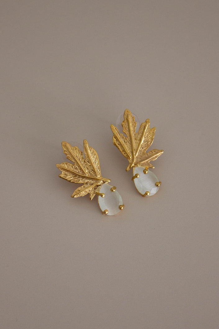 Brincos Dourados com Pedra Translúcida e Folhas em Latão
