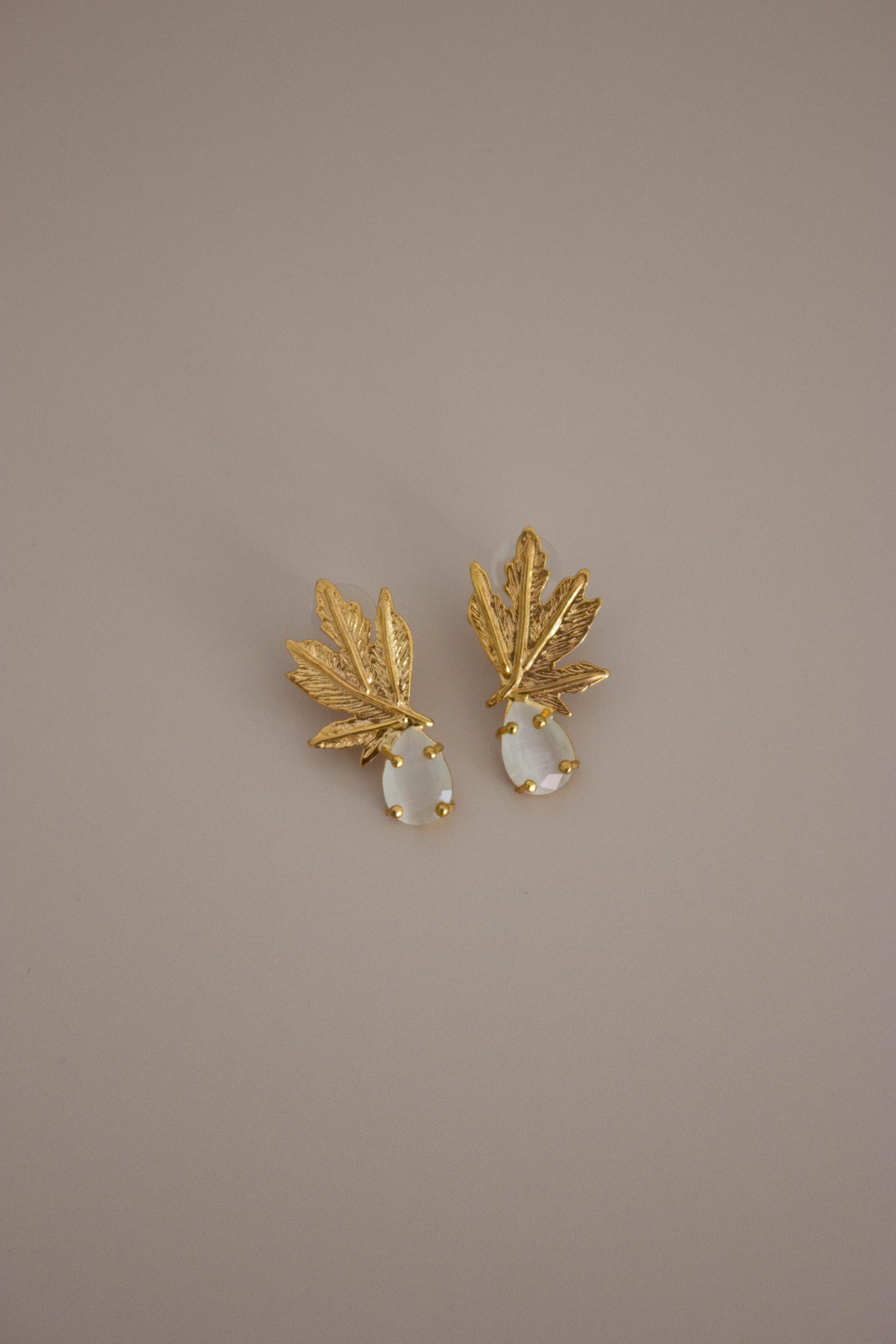 Brincos Dourados com Pedra Translúcida e Folhas em Latão