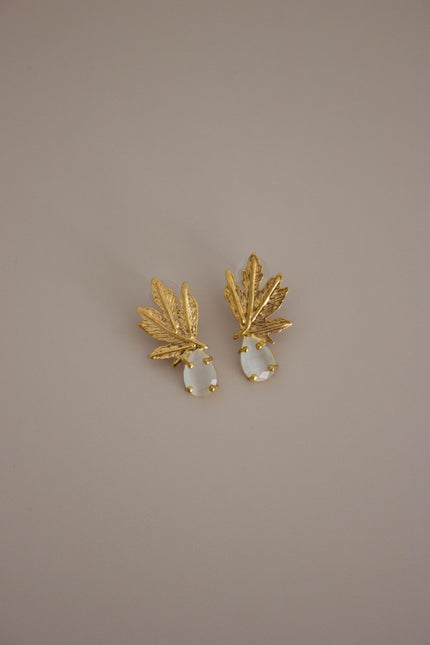 Brincos Dourados com Pedra Translúcida e Folhas em Latão
