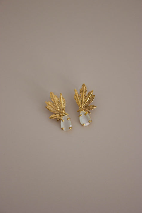 Brincos Dourados com Pedra Translúcida e Folhas em Latão