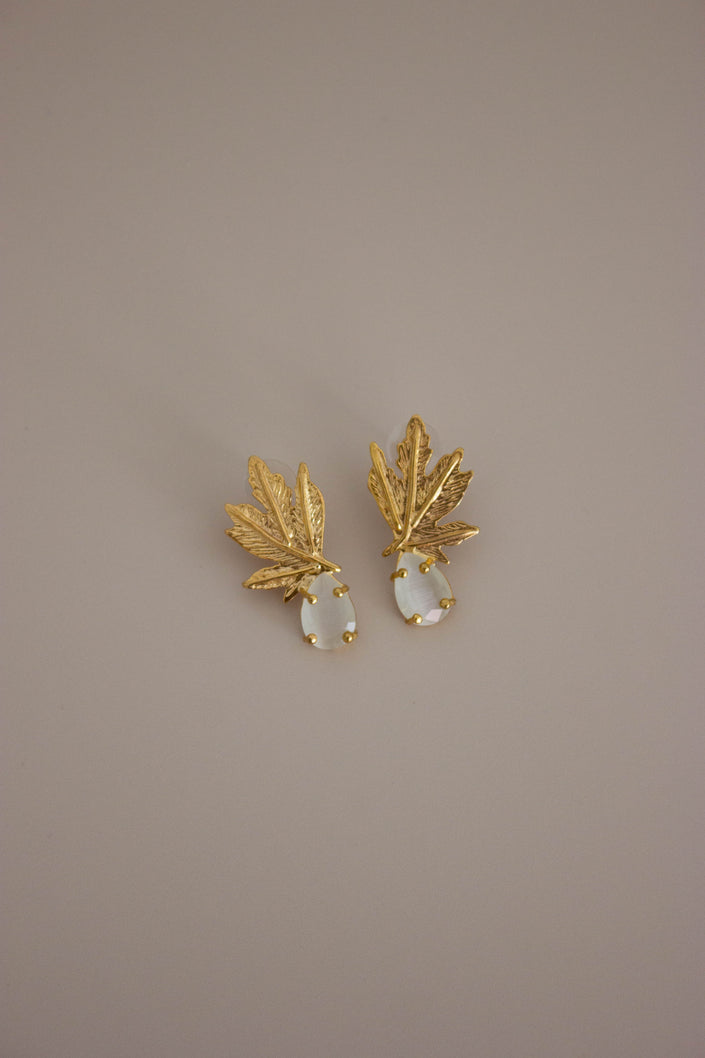 Brincos Dourados com Pedra Translúcida e Folhas em Latão