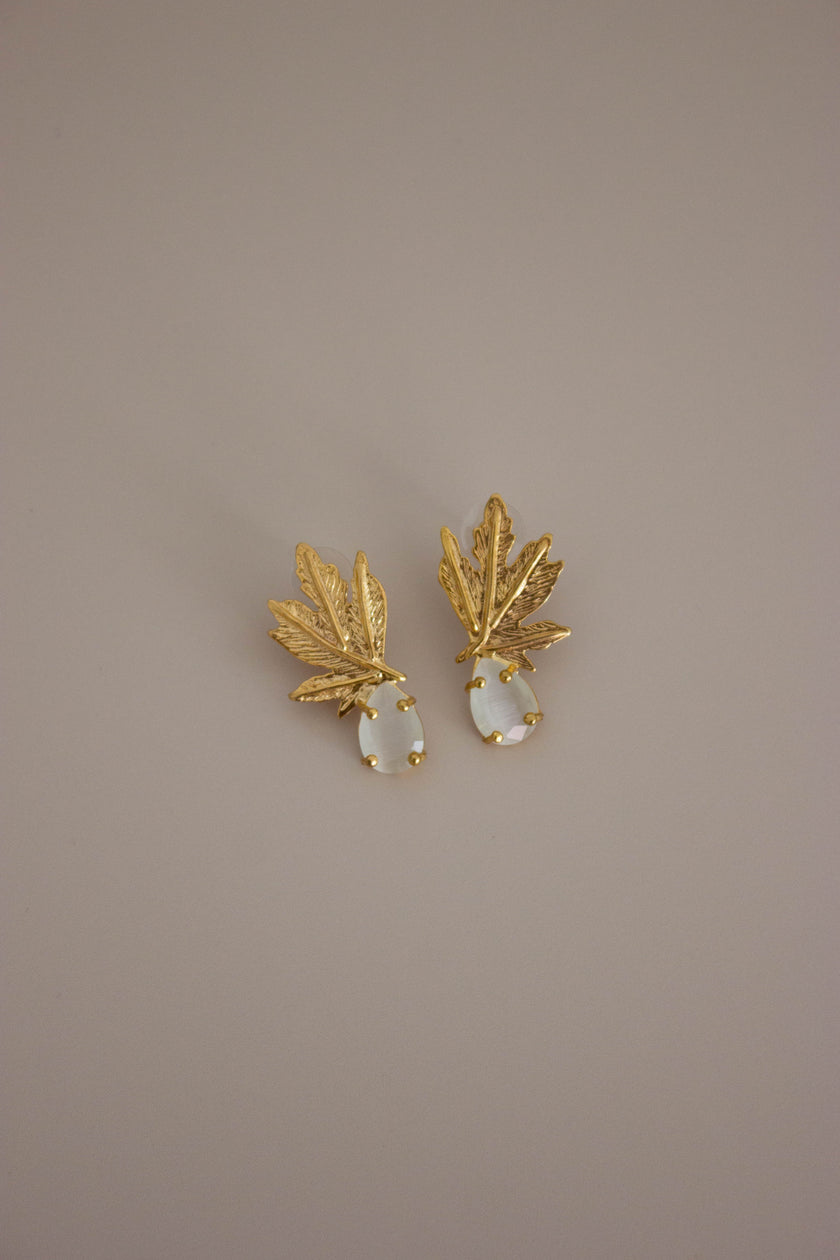Brincos Dourados com Pedra Translúcida e Folhas em Latão