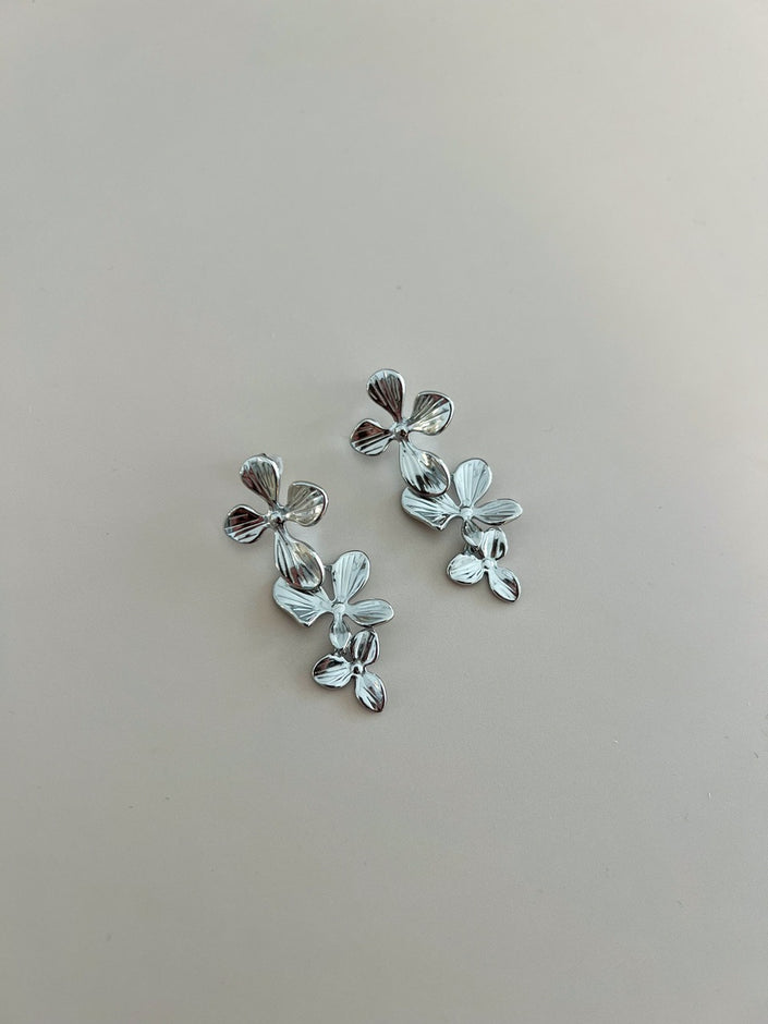 Brincos em Aço Dourados ou Prateados Compridos Flores