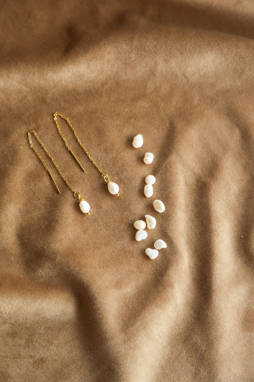 Brincos em Aço Compridos com Pérola Natural