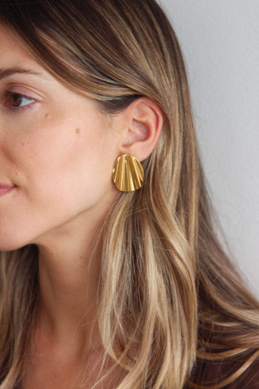 Brincos em Aço Dourados Ovais Trabalhados