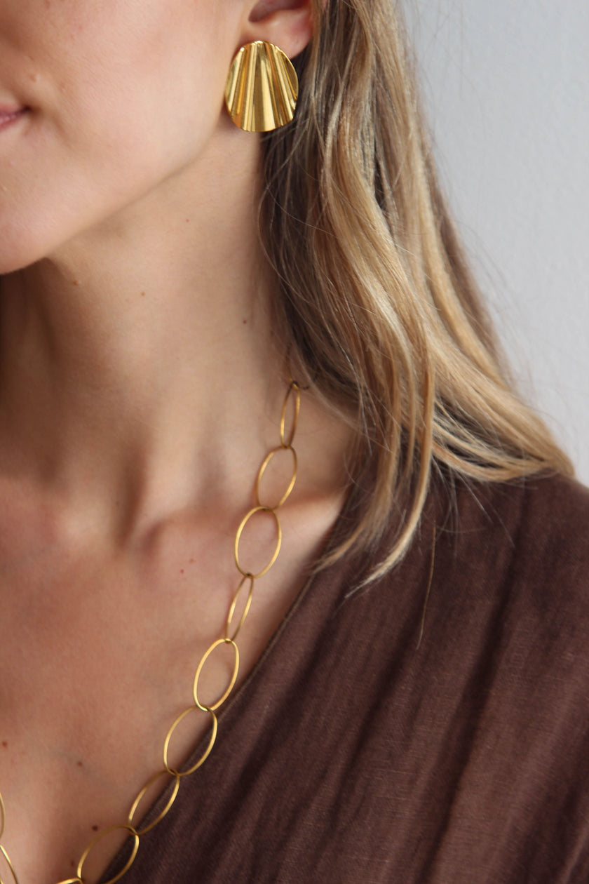 Brincos em Aço Dourados Ovais Trabalhados