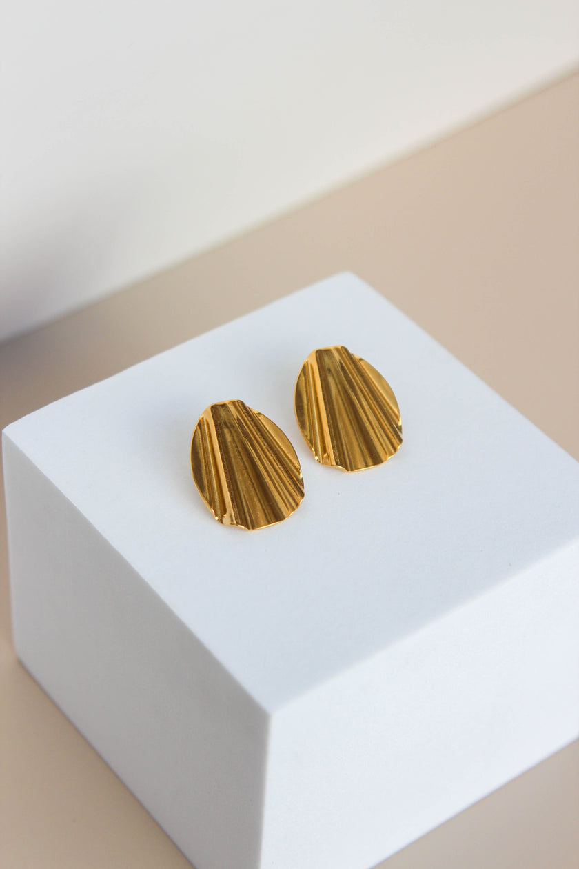 Brincos em Aço Dourados Ovais Trabalhados