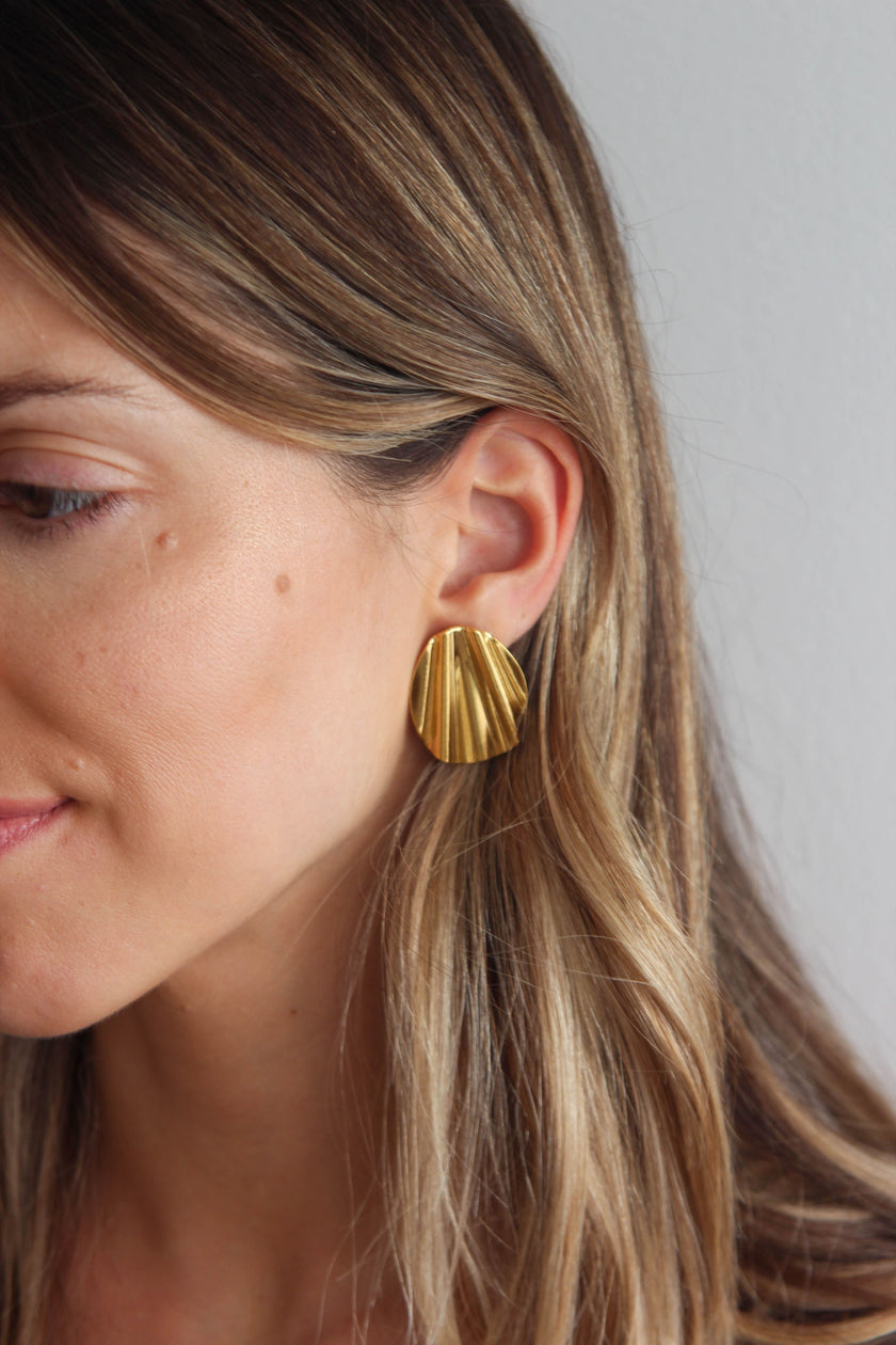 Brincos em Aço Dourados Ovais Trabalhados