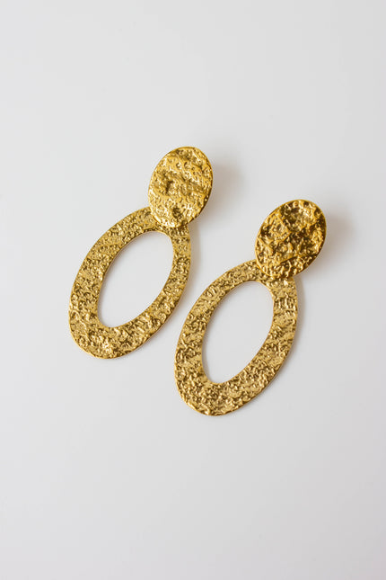 Long oval earrings in gold or silver-plated steel.