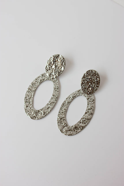 Long oval earrings in gold or silver-plated steel.