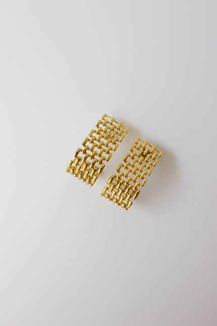 Long gold or silver plated steel earrings with mesh.