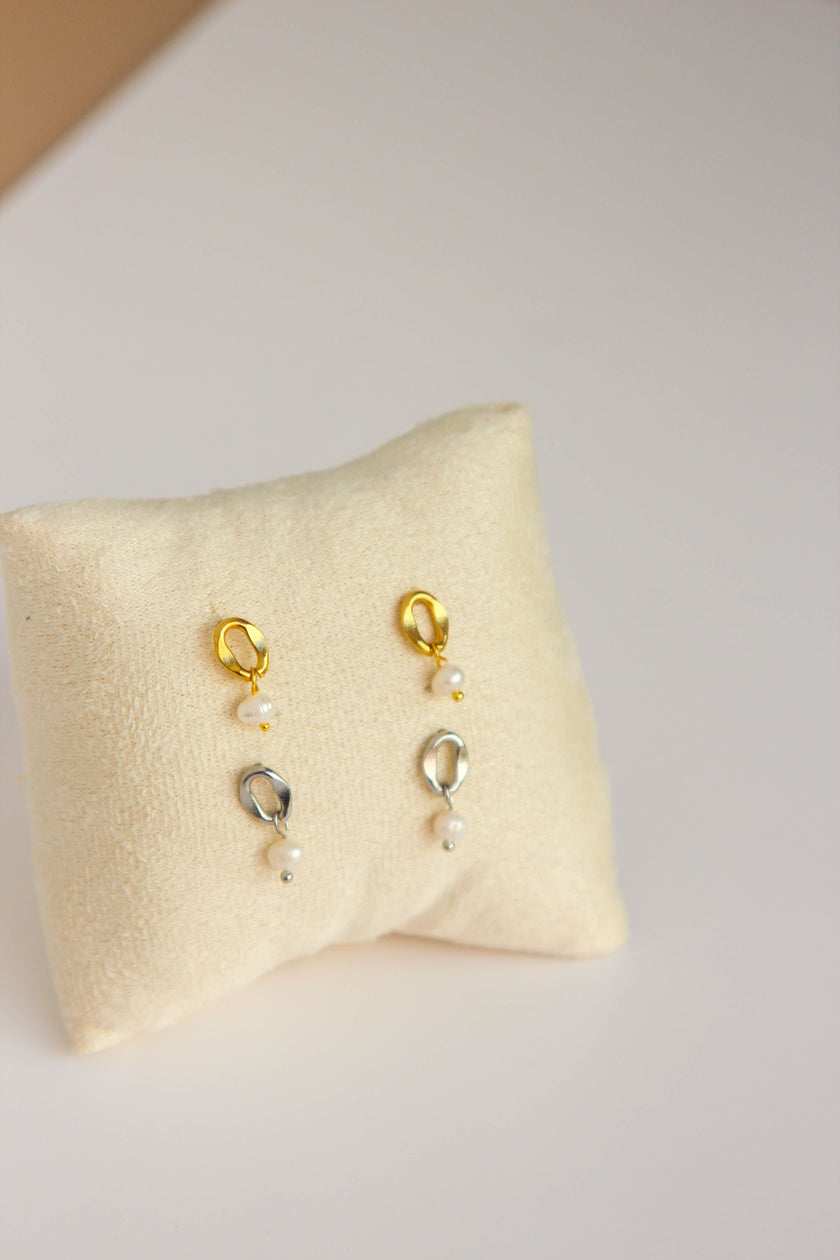 Brincos em Aço Pequeninos com Pérola Dourados ou Prateados