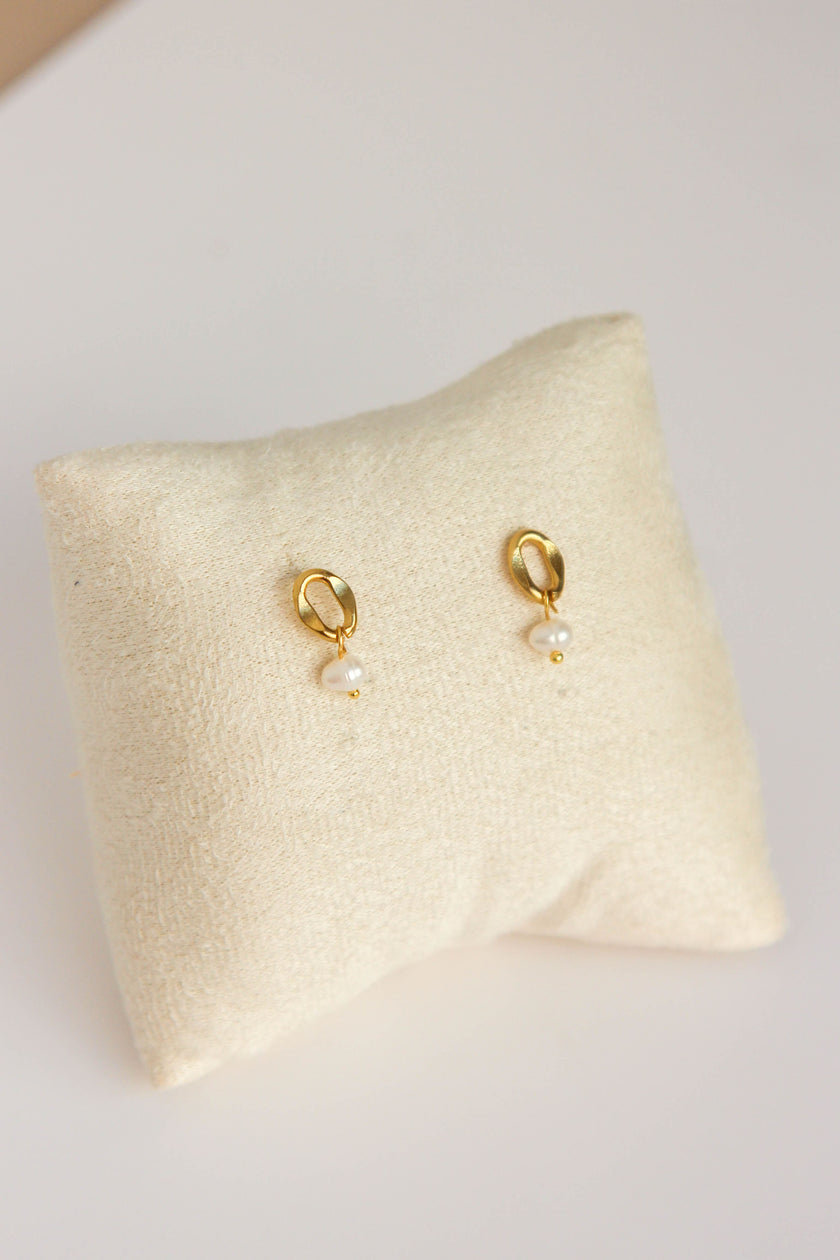Brincos em Aço Pequeninos com Pérola Dourados ou Prateados
