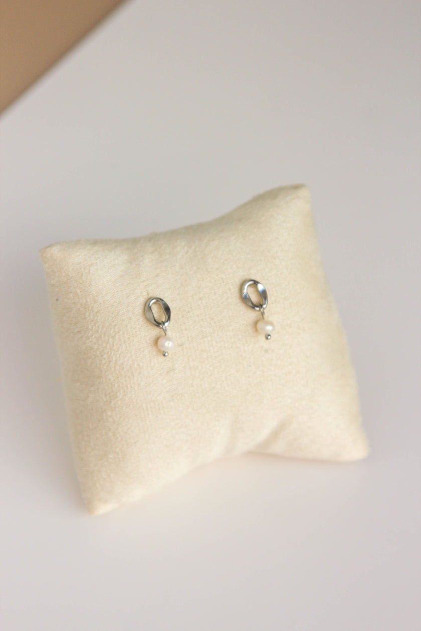 Brincos em Aço Pequeninos com Pérola Dourados ou Prateados