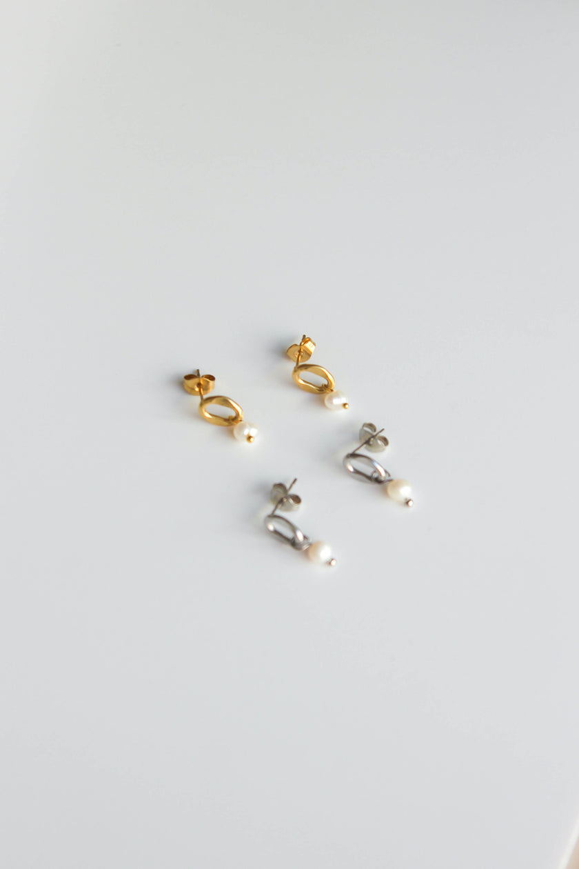 Brincos em Aço Pequeninos com Pérola Dourados ou Prateados