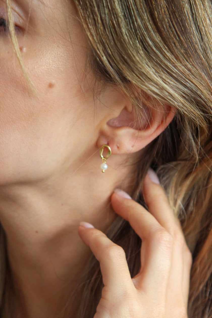 Brincos em Aço Pequeninos com Pérola Dourados ou Prateados