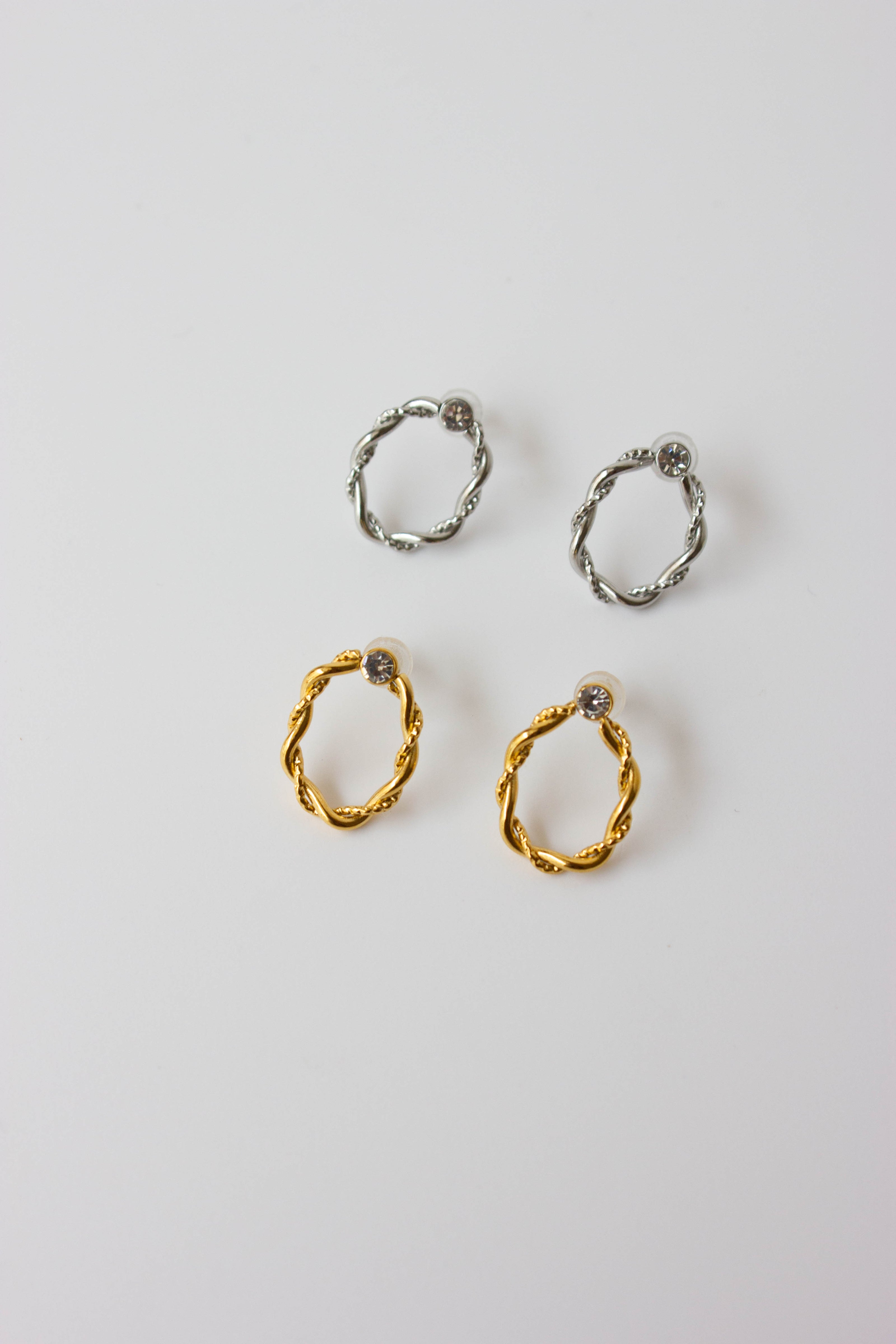 Brincos em Aço Torcidos Dourados ou Prateados com Brilhante