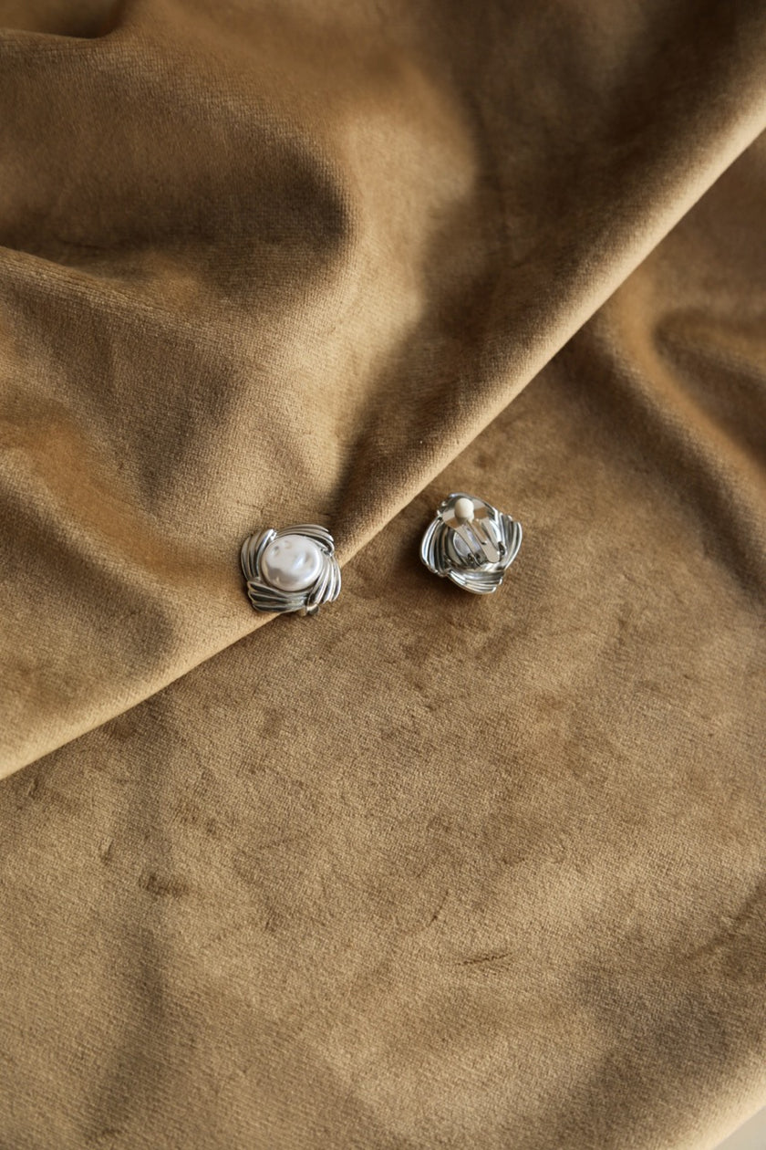 Brincos em Aço de Mola Quadrados com Torcido e Pérola