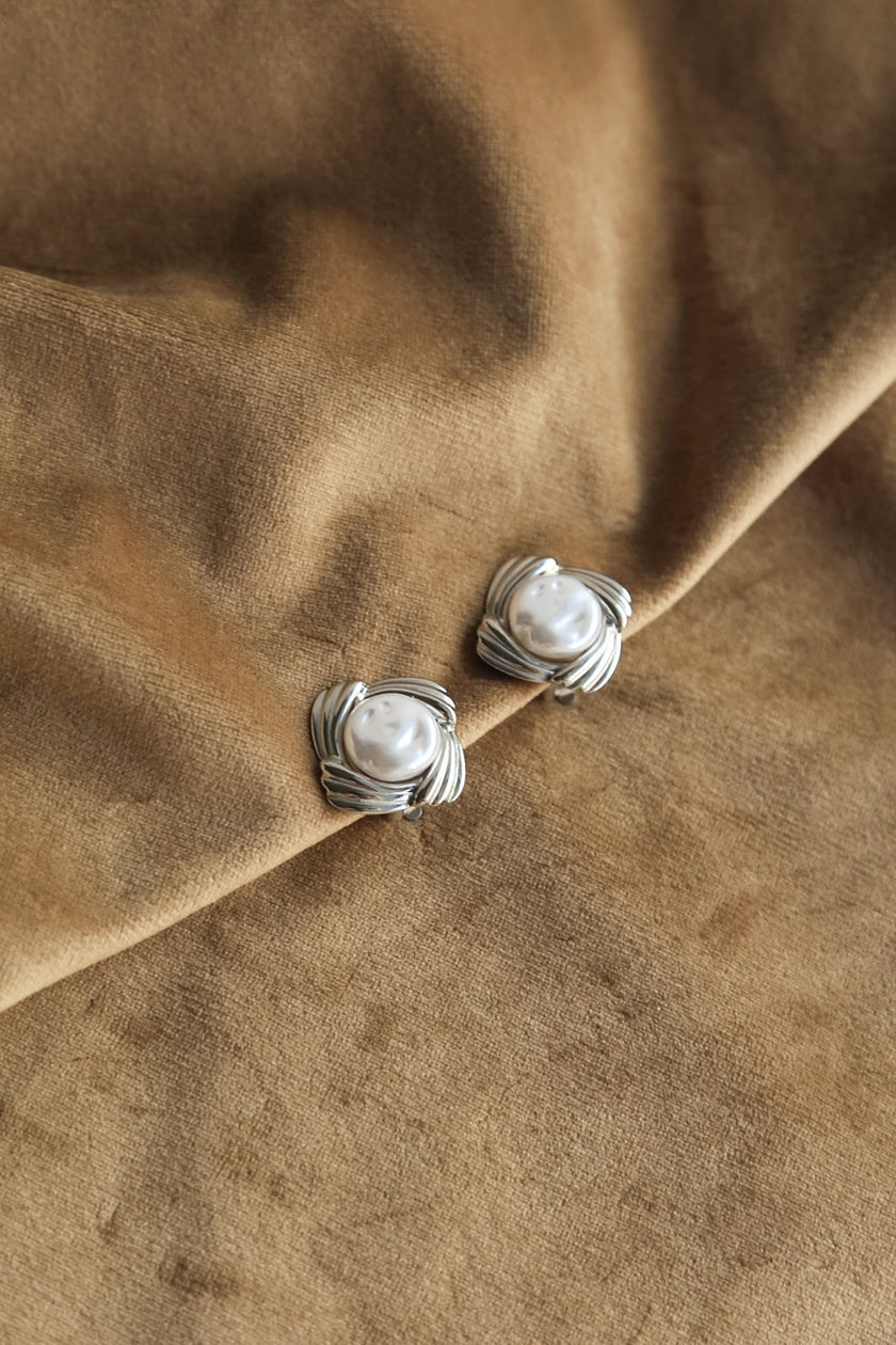 Brincos em Aço de Mola Quadrados com Torcido e Pérola