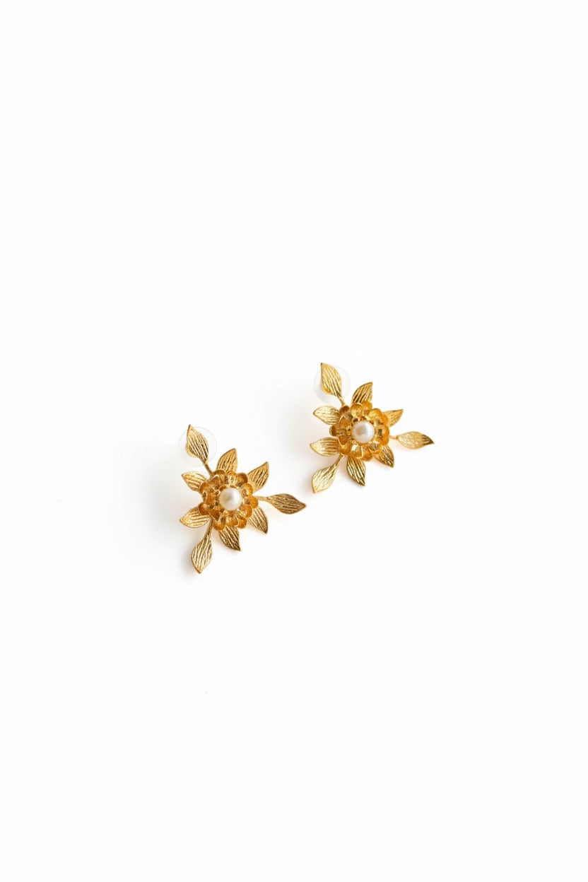 Brincos em Latão Florais com Pérola