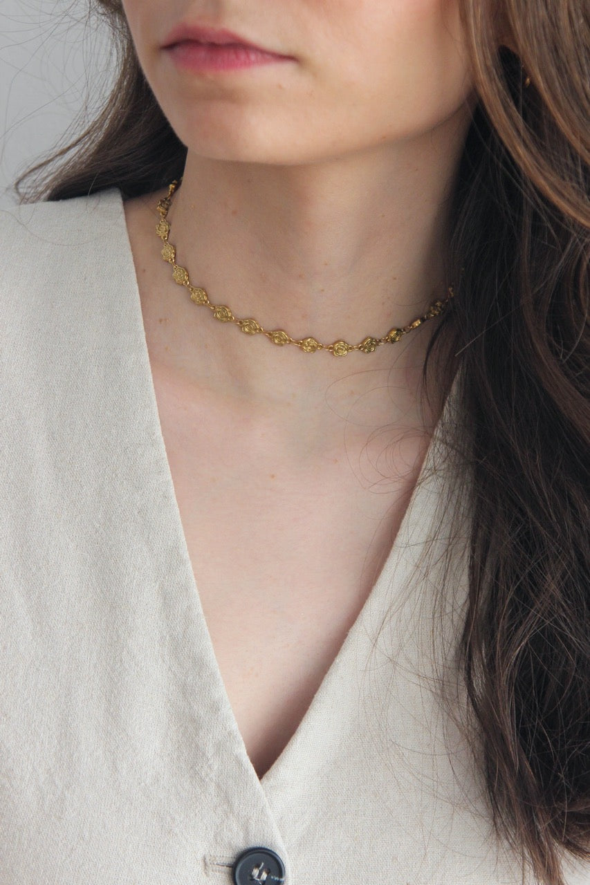 Choker em Aço Dourado com Rosas