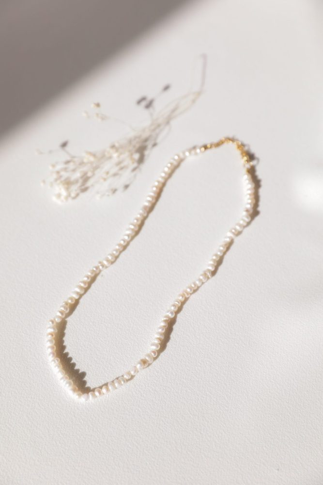 Colar Choker com Pérolas de Água Doce Pequeninas Arredondadas