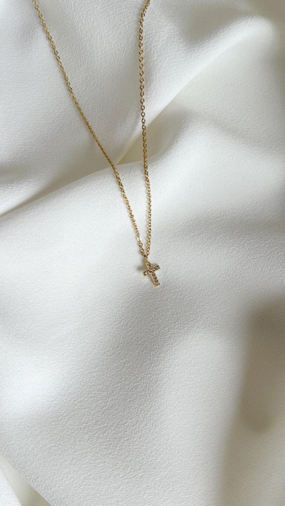 Colar com Cruz Pequenina com Brilhantes em Aço Dourado