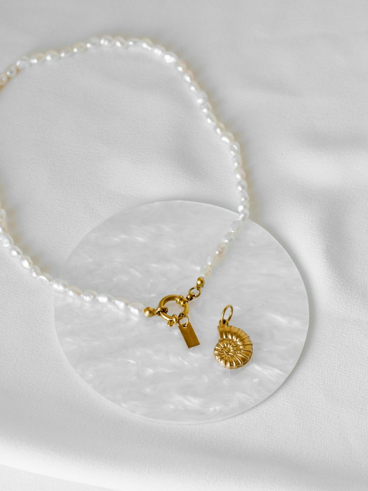 Colar de Pérolas Naturais 2 em 1 com Búzio em Aço Removível