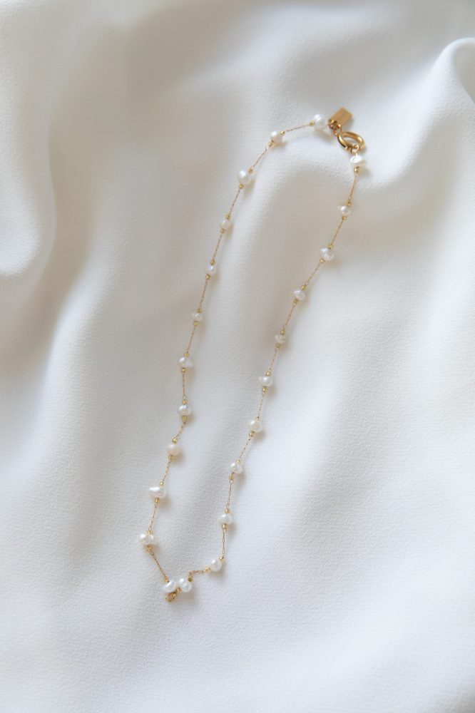 Colar em Aço Dourado Clássico com Pérolas de Água Doce