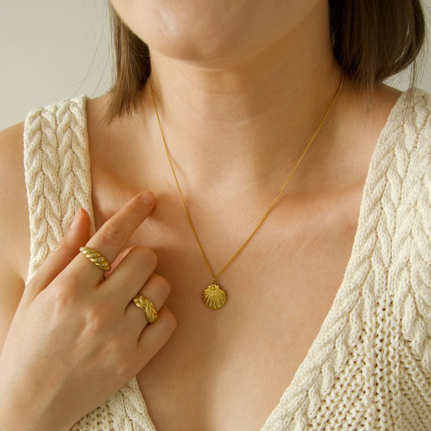 Colar em Aço Dourado com Concha Achatada