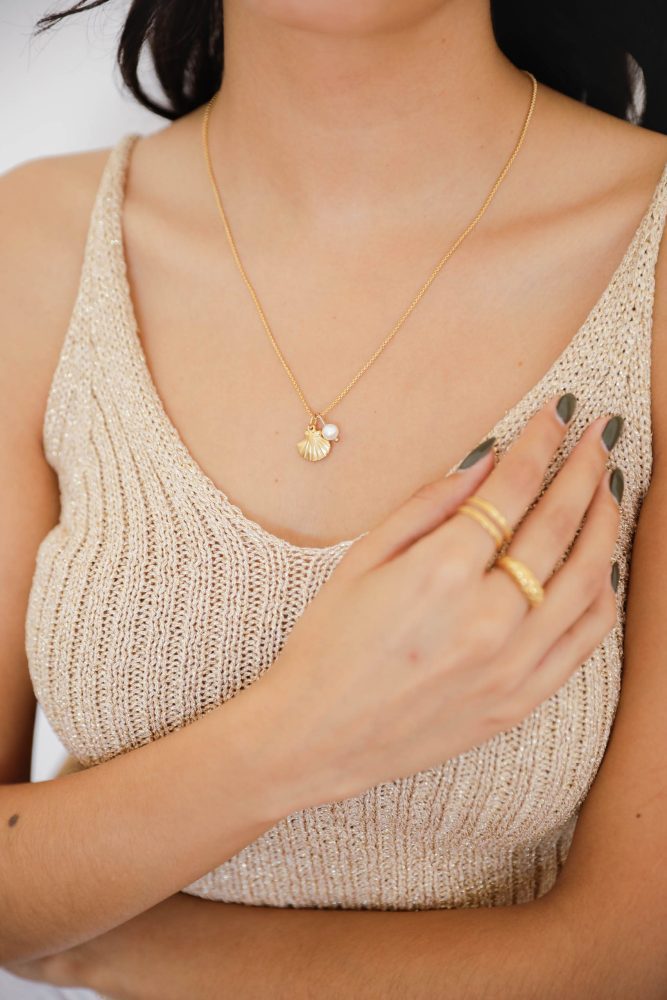 Colar em Aço Dourado com Concha e Pérola