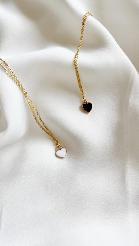 Colar em Aço Dourado com Coração Branco ou Preto