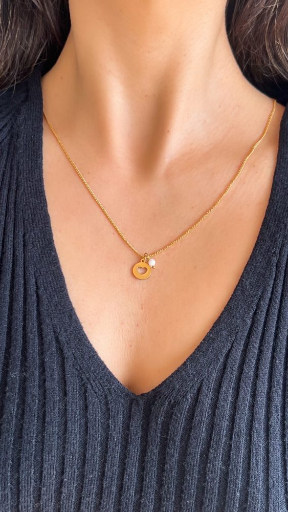 Colar em Aço Dourado com Coração Dentro do Pendente