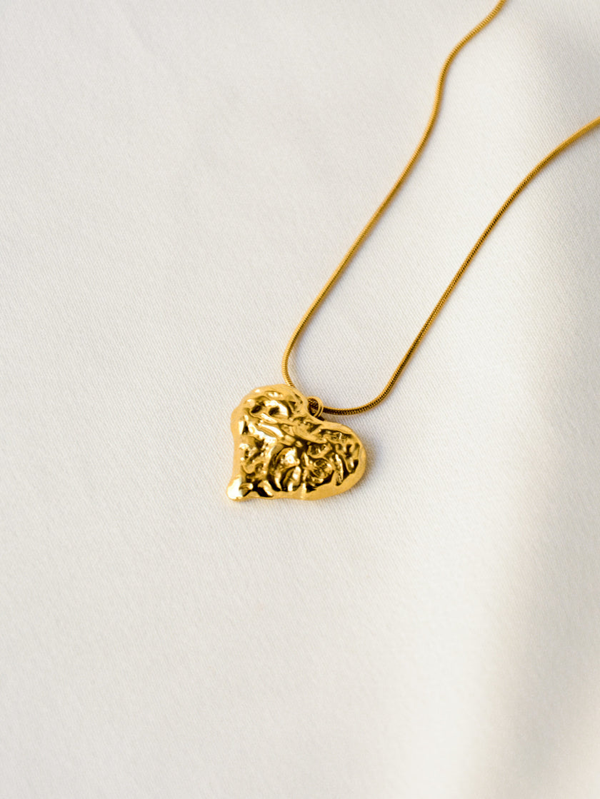 Colar em Aço Dourado com Coração Grande Trabalhado3