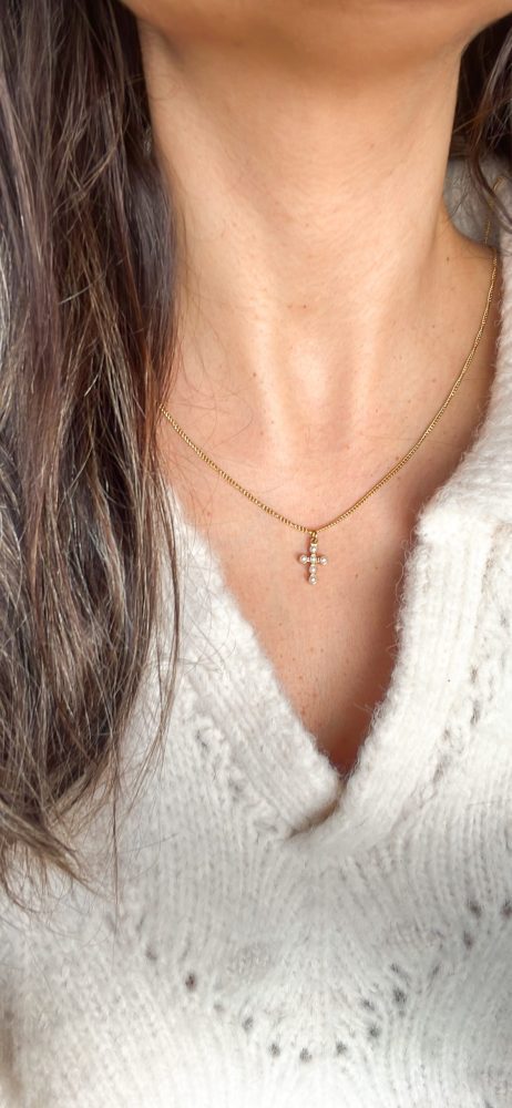 Colar em Aço Dourado com Cruz com Pérolas