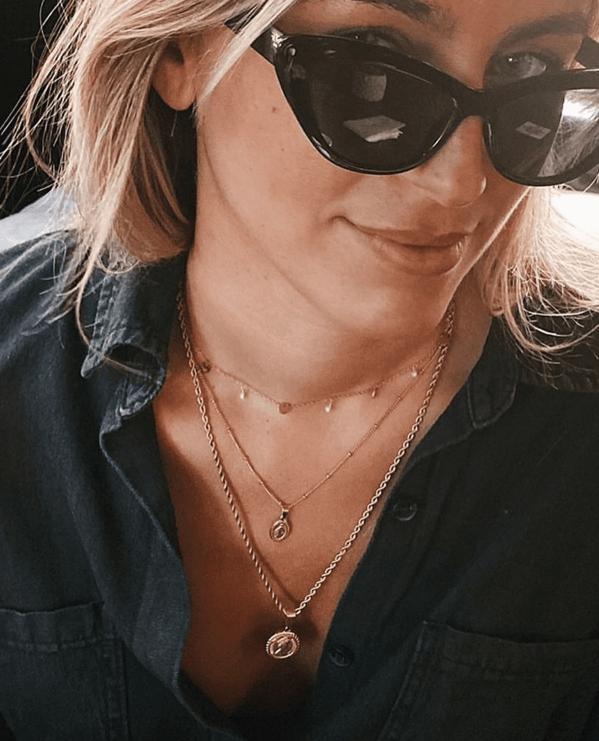 Colar em Aço Dourado com Pedras Douradas e com Santa